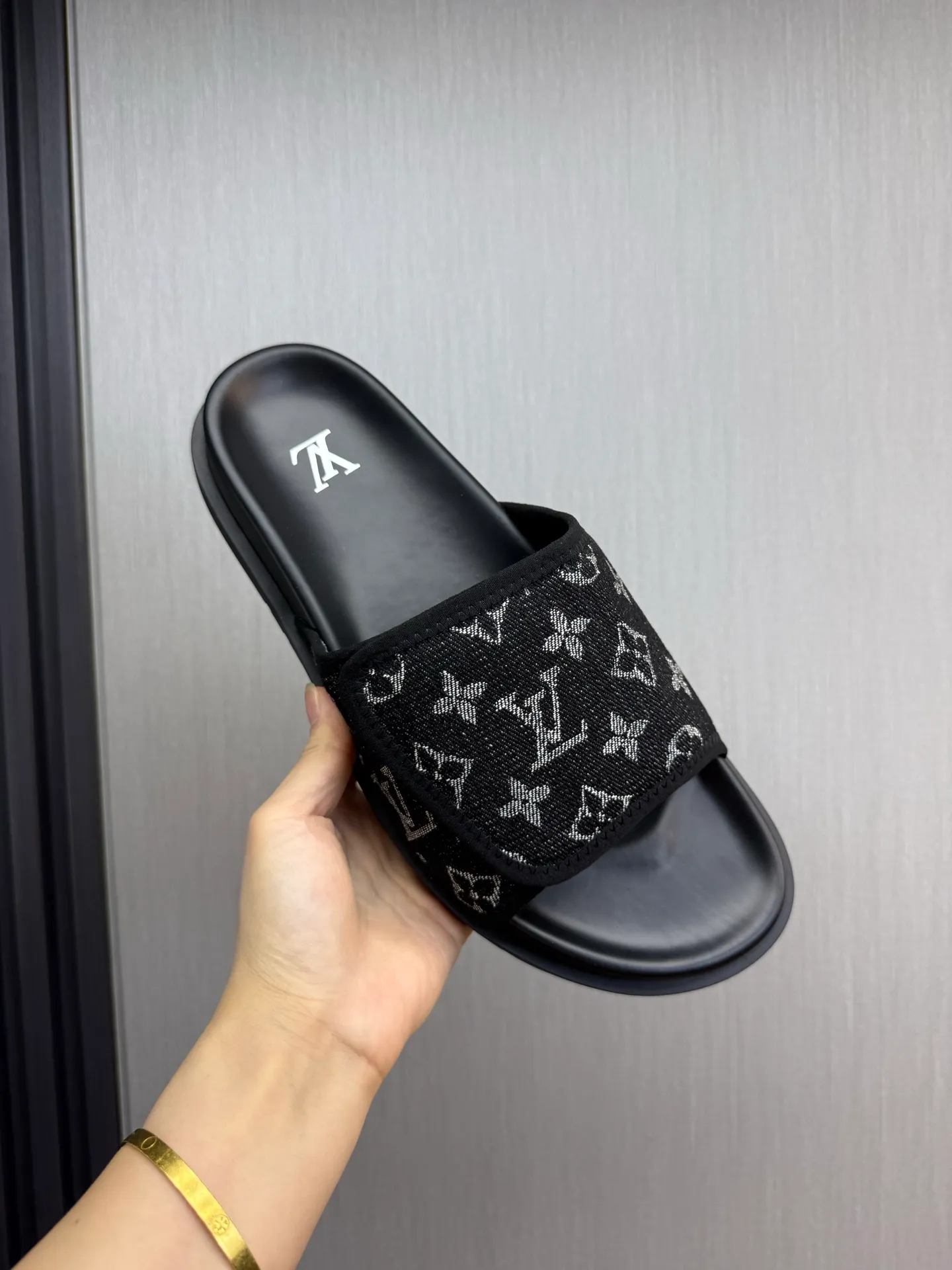 Men's shoes 💰340💰 ▪️LV's popular Little Red Book popular slippers hot sale: 1 shipment✅ Super textured and comfortable slippers, original TPU outsole. Authentic counter box drawer box packaging 🎁Size 38-45